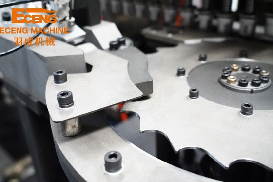 La macchina completamente elettrica Eceng K6 dello stampaggio mediante soffiatura di allungamento ha prodotto 12000BPH 2000 ml