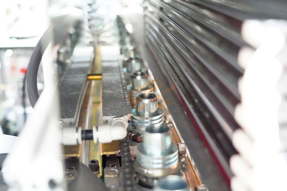 Macchina di stampaggio automatico a soffiatura di bottiglie in PET 3 Cavità 4500BPH 0,5L-2L